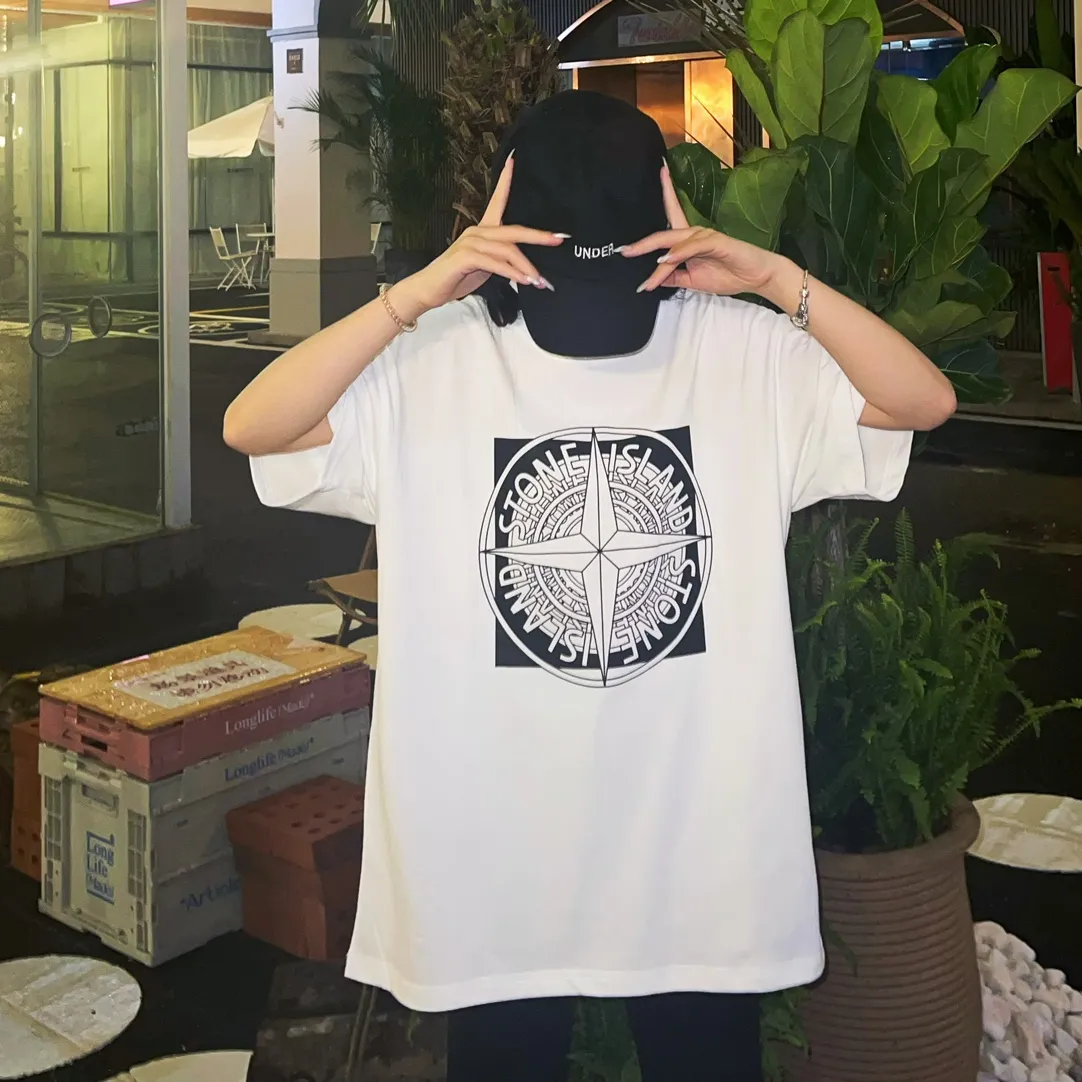 W626#P110💰 [Stone lsland/Stone Island summer new short-sleeved T-shirt with big compass print on the chest] ⚠️[Original creation with high control of details] - Made of 260 grams of combed cotton with 32-count double yarn, soft and comfortable to the touch, sweat-absorbent and breathable. - Simple, basic and versatile style, original quality, the first choice for couples. - Made in a large factory, four needles and five threads on the shoulder, neatly arranged, high quality workmanship. - Same style for men and women. Very versatile, one piece for everyone, details are clearly visible. Color: Black White Size: M L